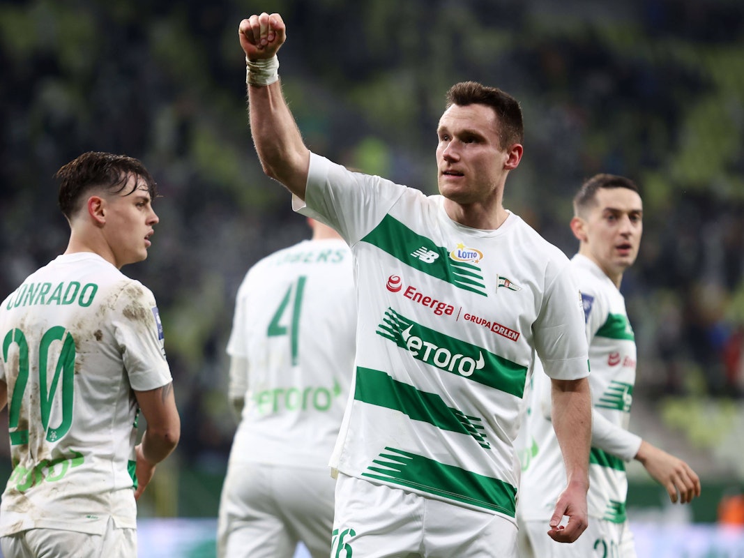 Christian Clemens reckt seine Faust nach seinem Treffer in die Höhe.