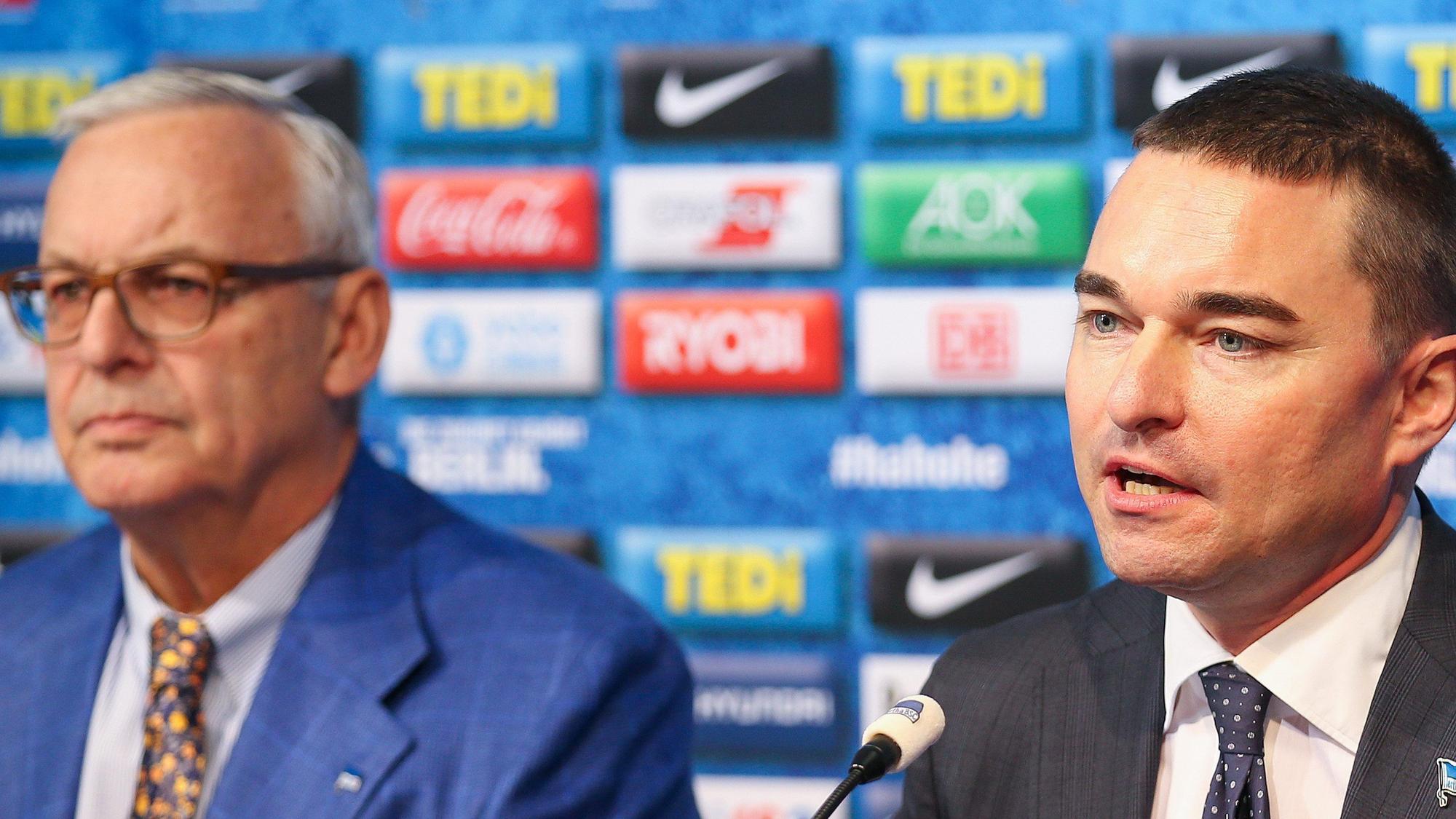 Hertha-Präsident Werner Gegenbauer (l-r) und Investor Lars Windhorst geben eine Pressekonferenz.
