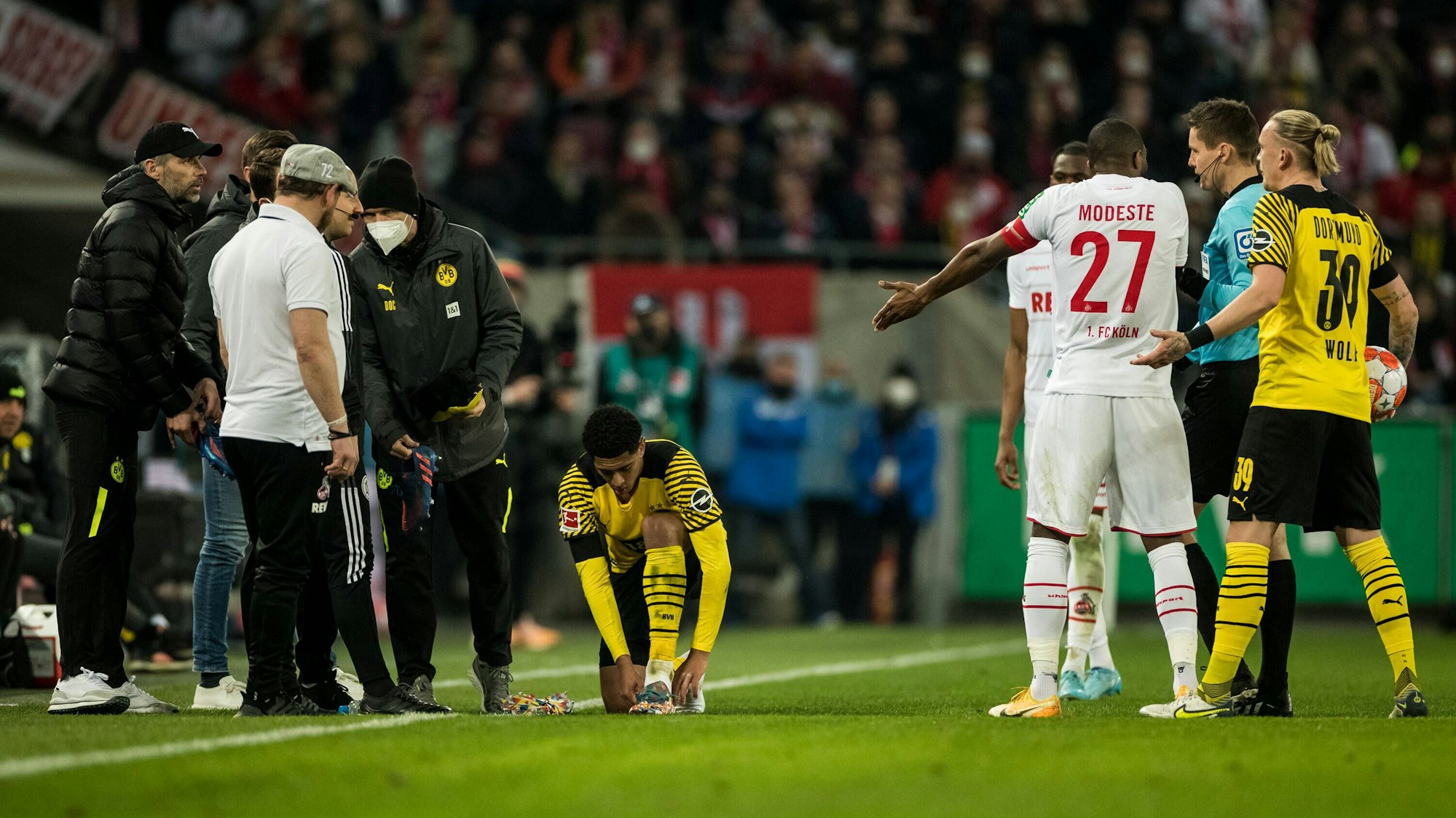 Jude Bellingham schnürt sich auf dem Platz die Schuhe