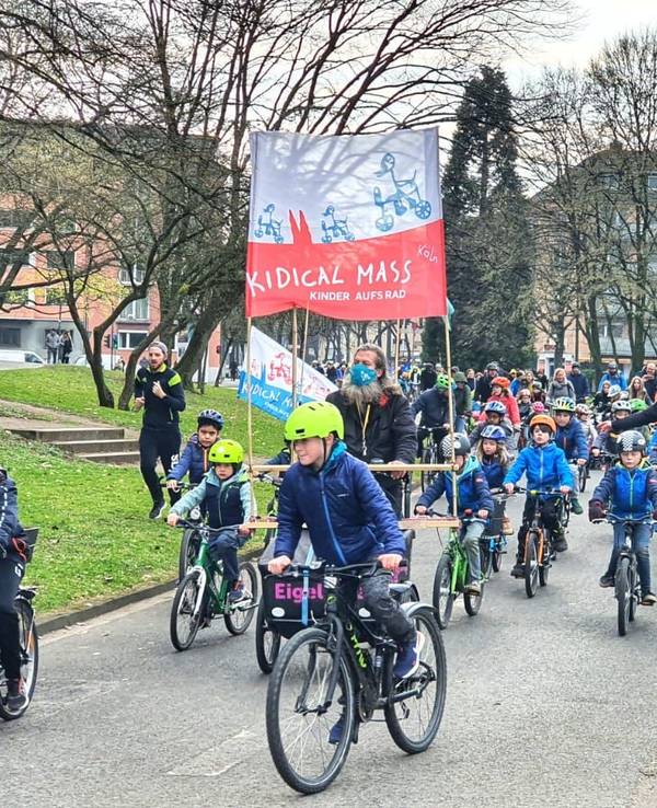 Teilnehmerinnen und Teilnehmer bei einer Fahrrademo in Köln