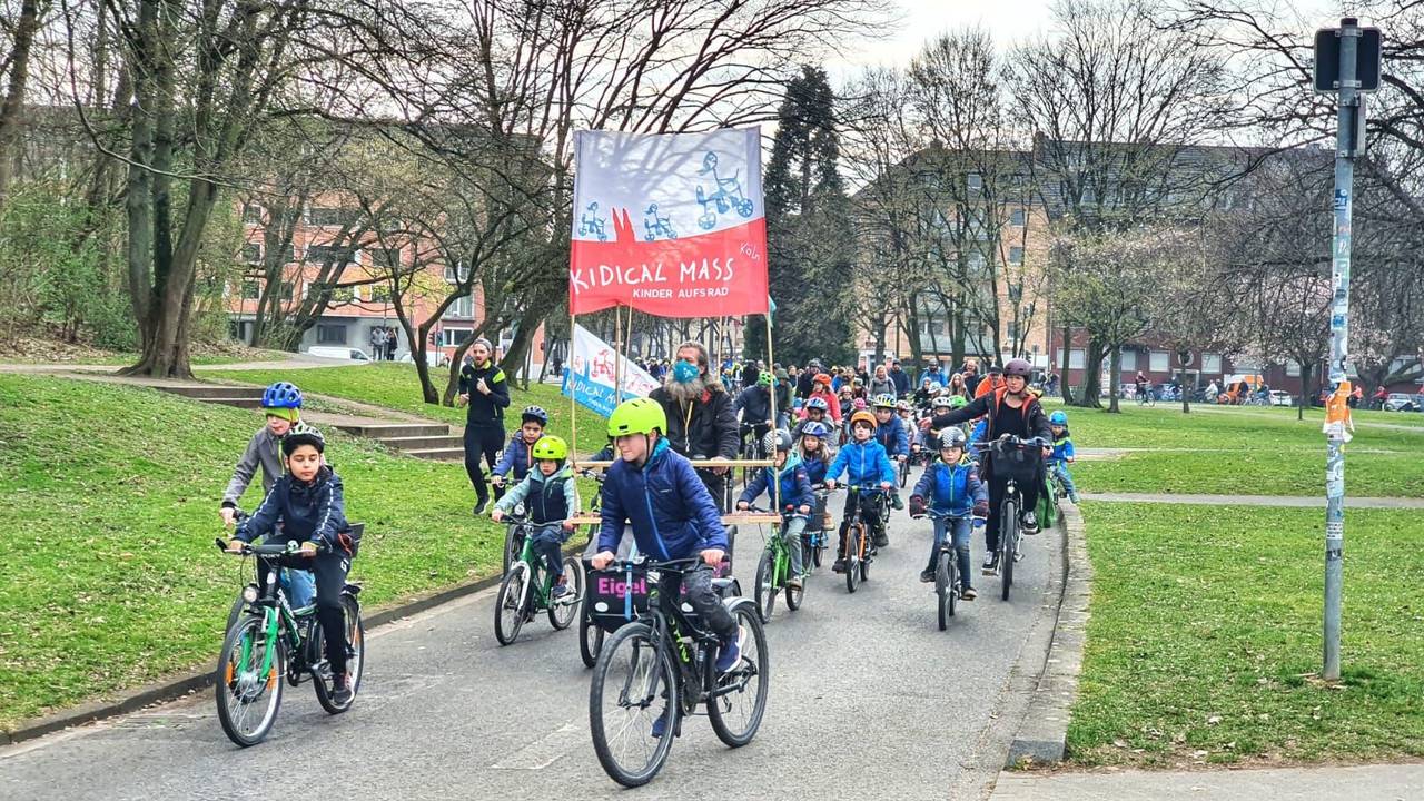 Teilnehmerinnen und Teilnehmer bei einer Fahrrademo in Köln
