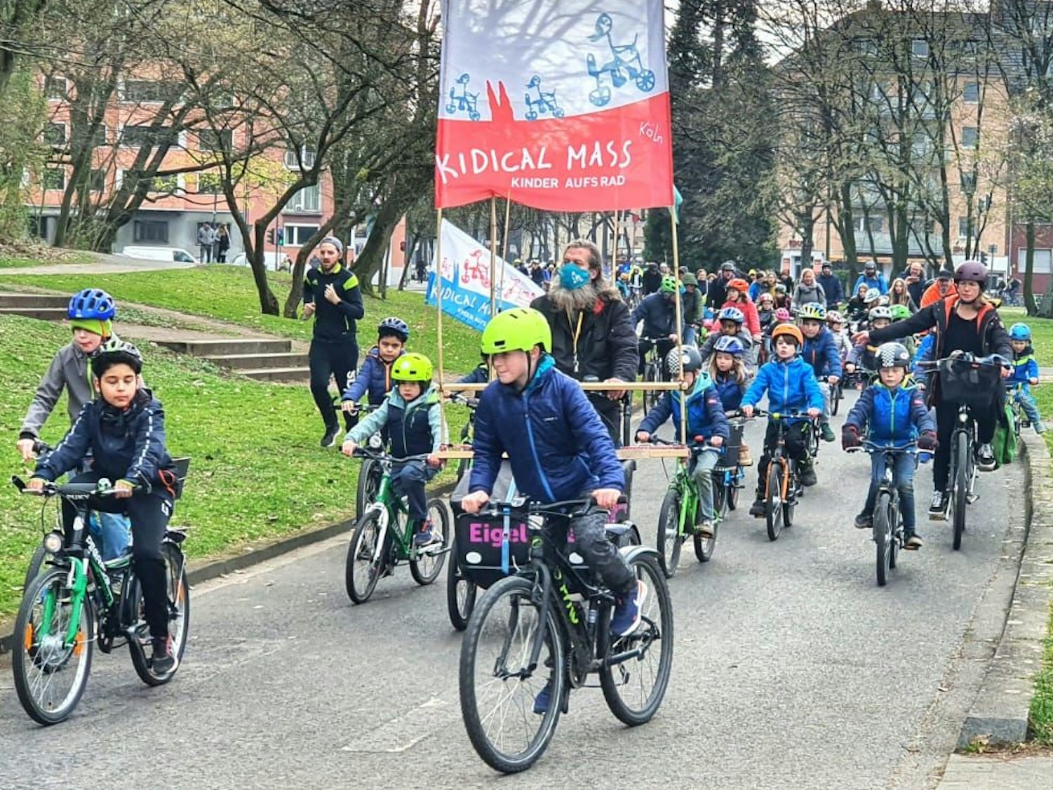 Teilnehmerinnen und Teilnehmer bei einer Fahrrademo in Köln