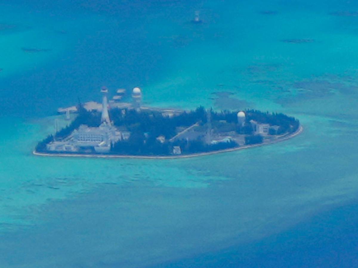 Ein US-Aufklärungsflugzeug hat auf einer der Spratly-Inseln, einer Inselgruppe im Südchinesischen Meer, eine unheilvolle Entdeckung gemacht: China hat mehrere Inseln militarisiert. Vor dem Hintergrund des Ukraine-Kriegs steigen auch die Befürchtungen, China könnte einen neuen Konflikt vom Zaun brechen.