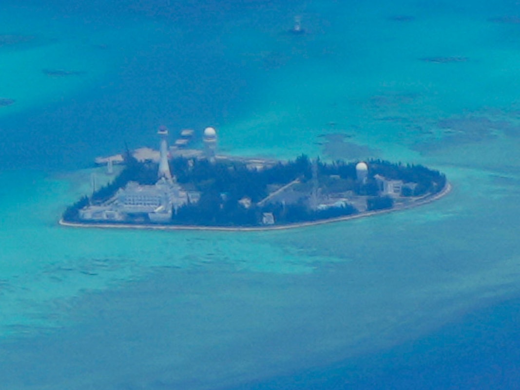 Ein US-Aufklärungsflugzeug hat auf einer der Spratly-Inseln, einer Inselgruppe im Südchinesischen Meer, eine unheilvolle Entdeckung gemacht: China hat mehrere Inseln militarisiert. Vor dem Hintergrund des Ukraine-Kriegs steigen auch die Befürchtungen, China könnte einen neuen Konflikt vom Zaun brechen.