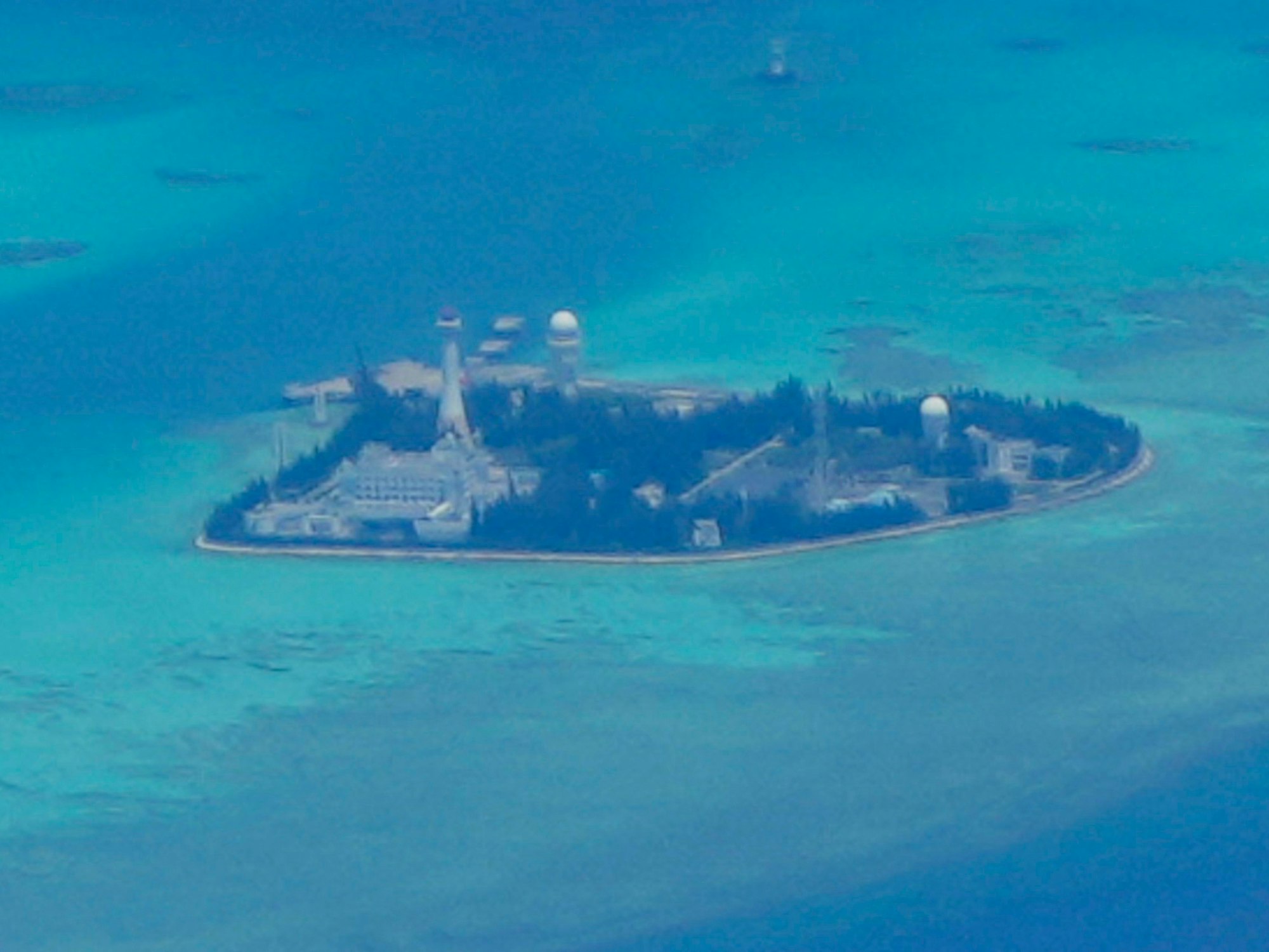 Ein US-Aufklärungsflugzeug hat auf einer der Spratly-Inseln, einer Inselgruppe im Südchinesischen Meer, eine unheilvolle Entdeckung gemacht: China hat mehrere Inseln militarisiert. Vor dem Hintergrund des Ukraine-Kriegs steigen auch die Befürchtungen, China könnte einen neuen Konflikt vom Zaun brechen.