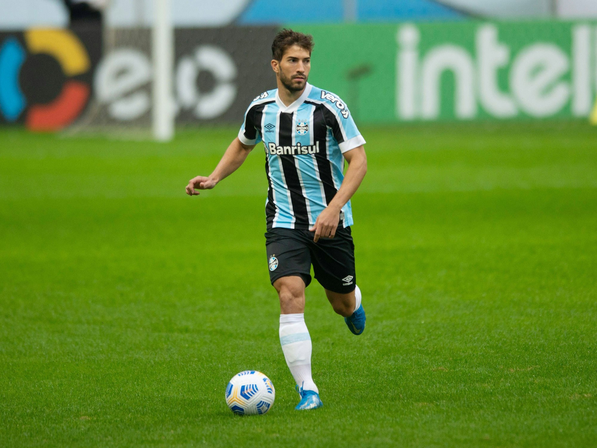 Gremio-Profi Lucas Silva am Ball.