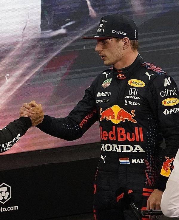 Lewis Hamilton (links) und Max Verstappen am 12. Dezember 2021 bei Formel-1-Rennen in Abu Dhabi.