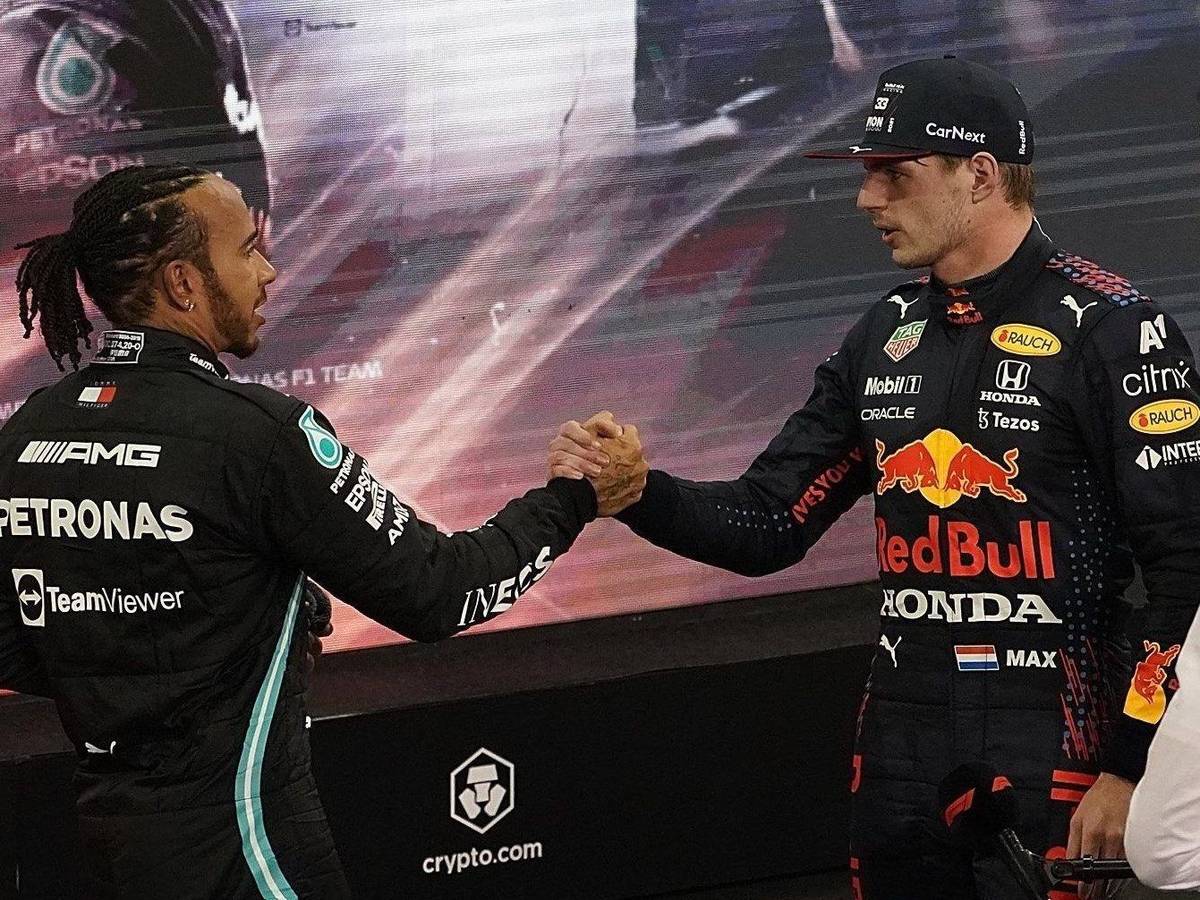 Lewis Hamilton (links) und Max Verstappen am 12. Dezember 2021 bei Formel-1-Rennen in Abu Dhabi.