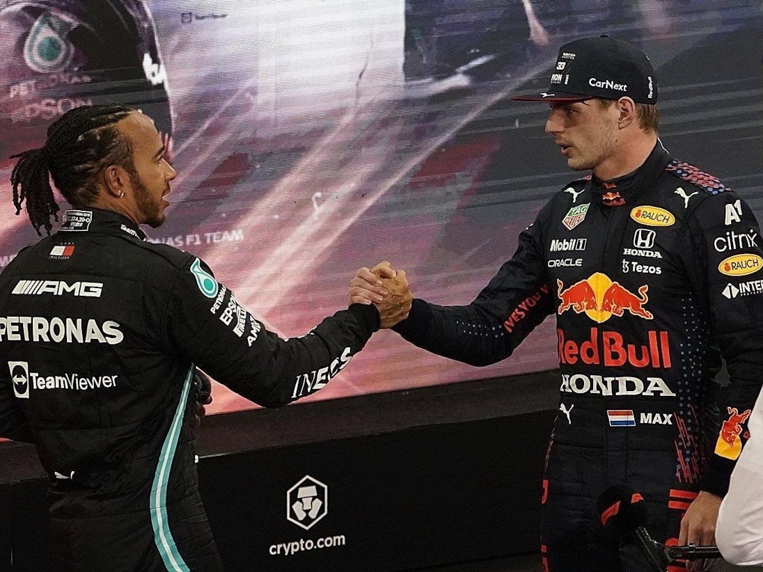 Lewis Hamilton (links) und Max Verstappen am 12. Dezember 2021 bei Formel-1-Rennen in Abu Dhabi.