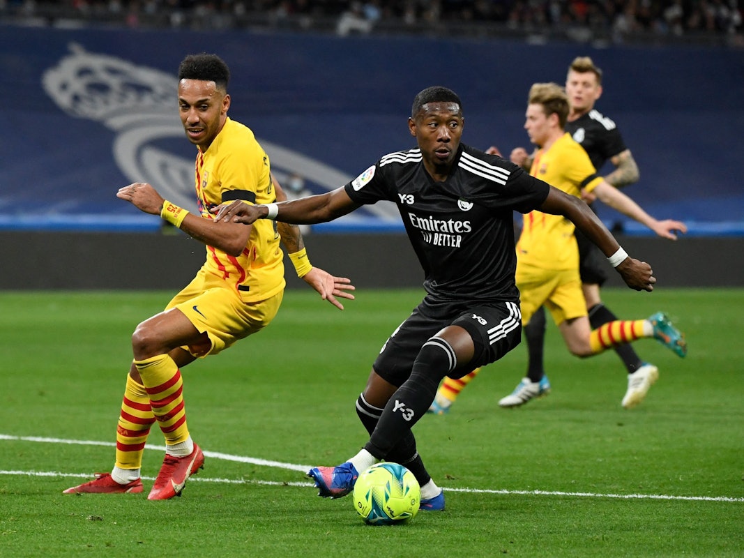 Pierre-Emerick Aubameyang und David Alaba kämpfen um den Ball