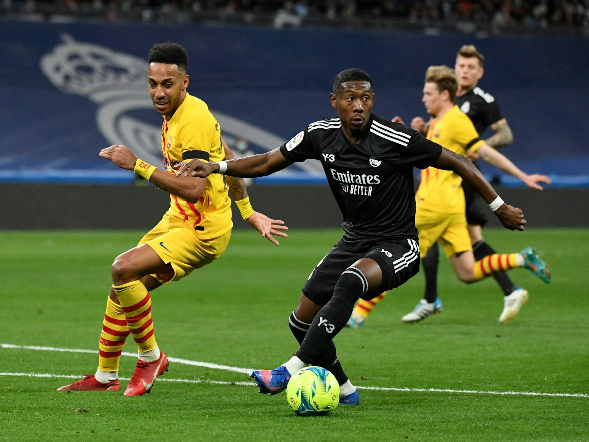 Pierre-Emerick Aubameyang und David Alaba kämpfen um den Ball