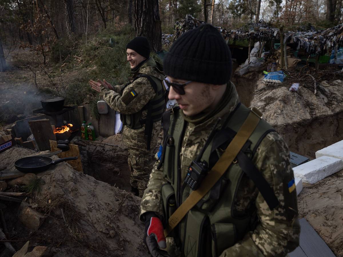 Mitglieder einer ukrainischen Einheit bewachen am 17. März in Kyjiw eine Stellung am Stadtrand. Auch eine deutsche Gruppe kämpft in einem Vorort der Hauptstadt, es soll bereits Tote unter ihnen geben.