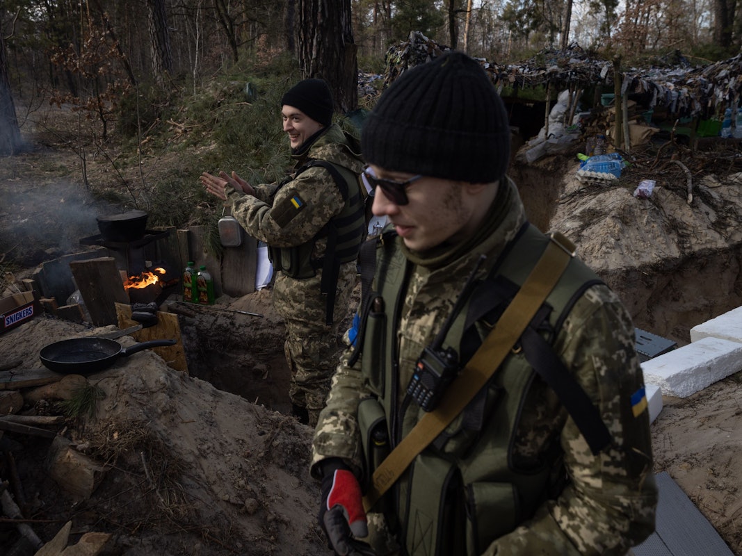 Mitglieder einer ukrainischen Einheit bewachen am 17. März in Kyjiw eine Stellung am Stadtrand. Auch eine deutsche Gruppe kämpft in einem Vorort der Hauptstadt, es soll bereits Tote unter ihnen geben.