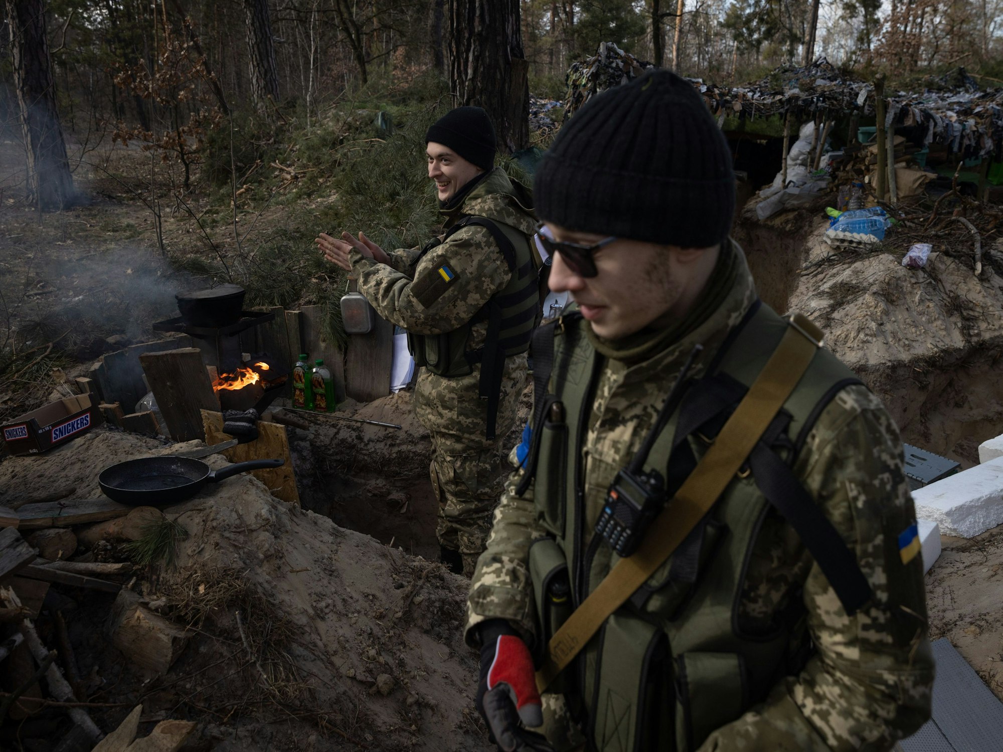 Mitglieder einer ukrainischen Einheit bewachen am 17. März in Kyjiw eine Stellung am Stadtrand. Auch eine deutsche Gruppe kämpft in einem Vorort der Hauptstadt, es soll bereits Tote unter ihnen geben.