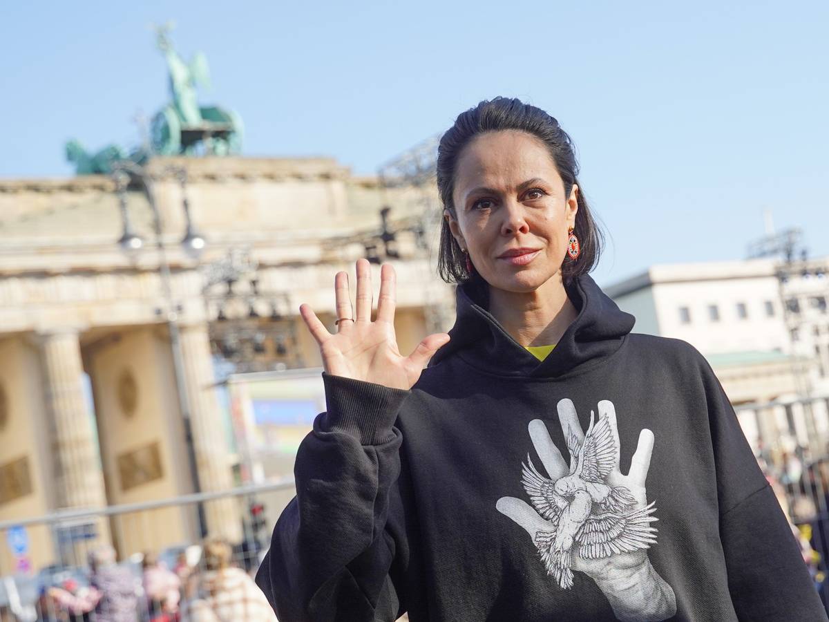 Natalia Klitschko, Ehefrau des Kyjiwer Bürgermeisters V. Klitschko, steht bei der Solidaritätskundgebung "Sound of Peace" am Brandenburger Tor. Auf der Bühne treten zahlreiche bekannte Künstler auf und demonstrieren ihre Unterstützung für die von Russland angegriffene Ukraine.