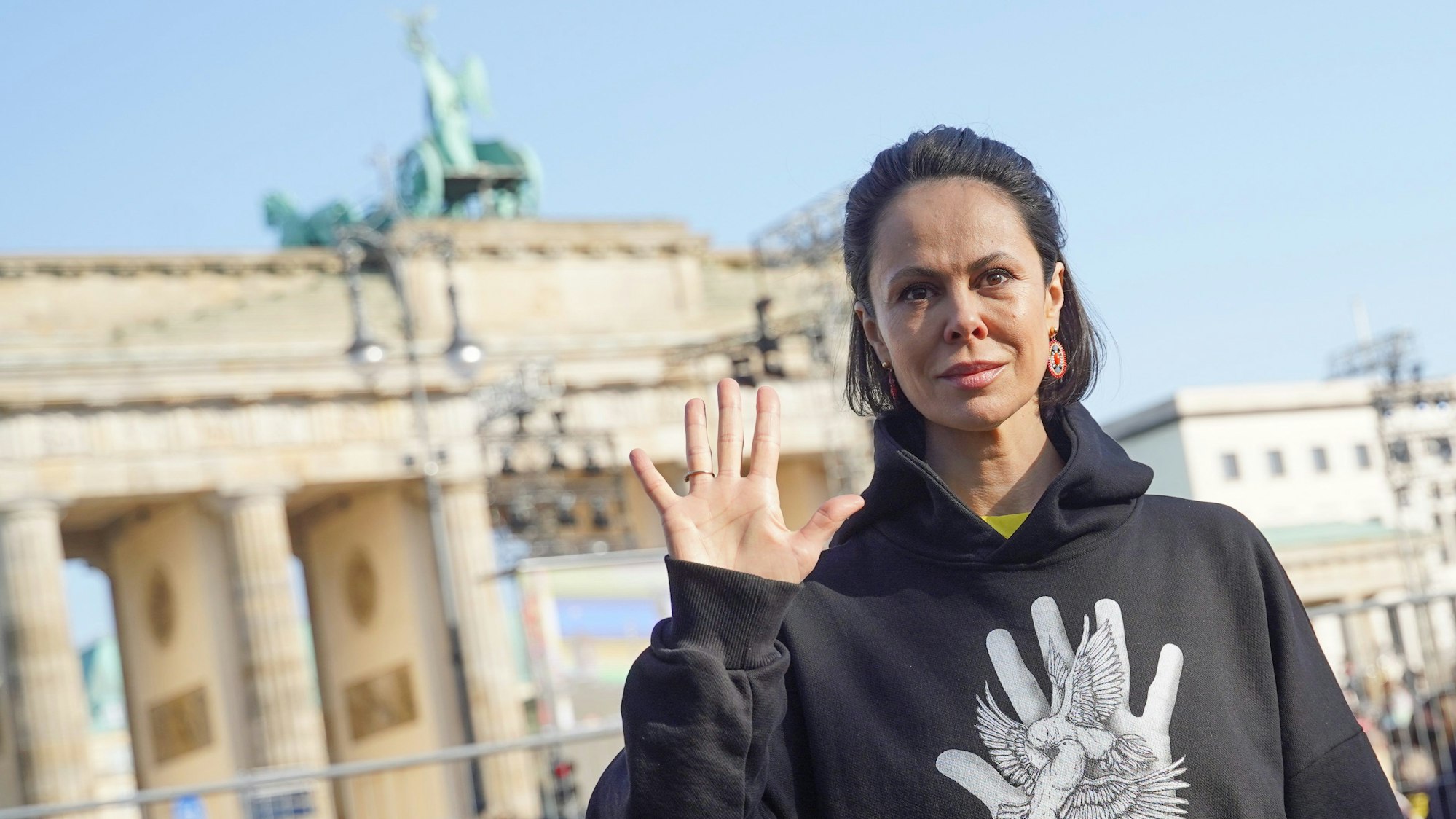 Natalia Klitschko, Ehefrau des Kyjiwer Bürgermeisters V. Klitschko, steht bei der Solidaritätskundgebung "Sound of Peace" am Brandenburger Tor. Auf der Bühne treten zahlreiche bekannte Künstler auf und demonstrieren ihre Unterstützung für die von Russland angegriffene Ukraine.
