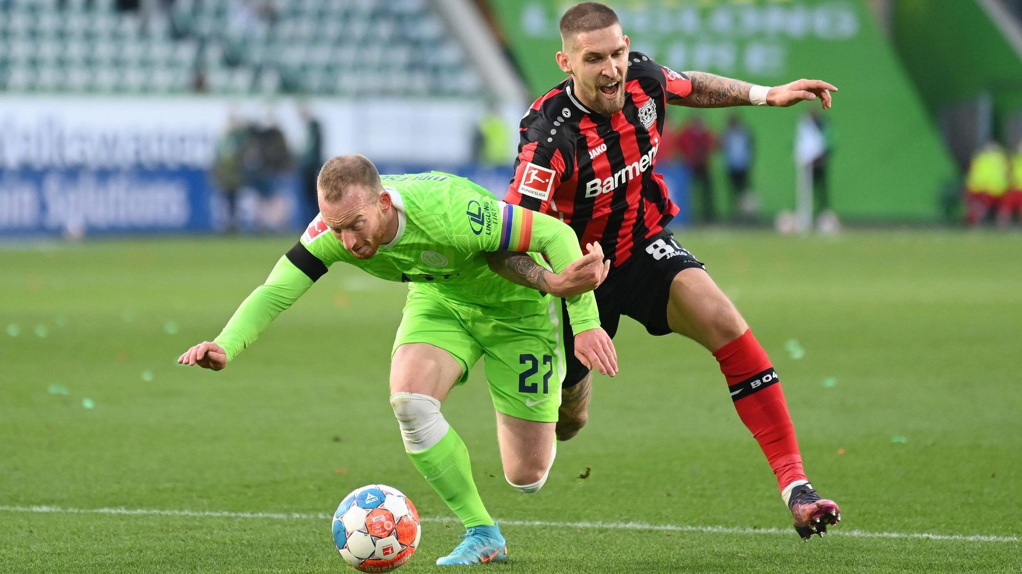 Maximilian Arnold im Zweikampf mit Robert Andrich