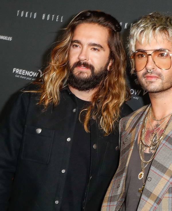 Tom Kaulitz (links) und sein Bruder Bill Kaulitz kommen zu einem Event von Tokio Hotel.