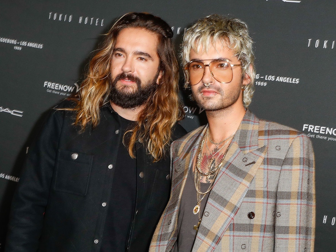 Tom Kaulitz (links) und sein Bruder Bill Kaulitz kommen zu einem Event von Tokio Hotel.