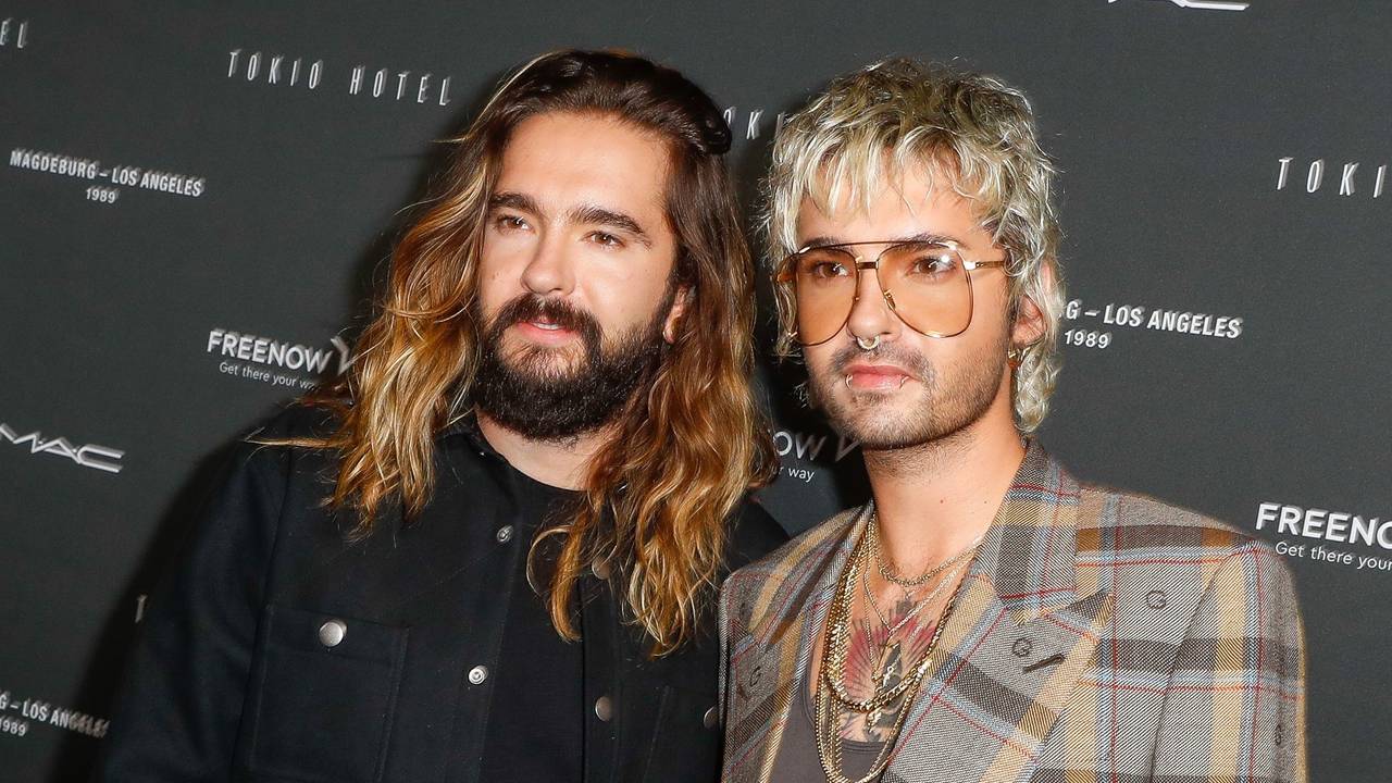 Tom Kaulitz (links) und sein Bruder Bill Kaulitz kommen zu einem Event von Tokio Hotel.