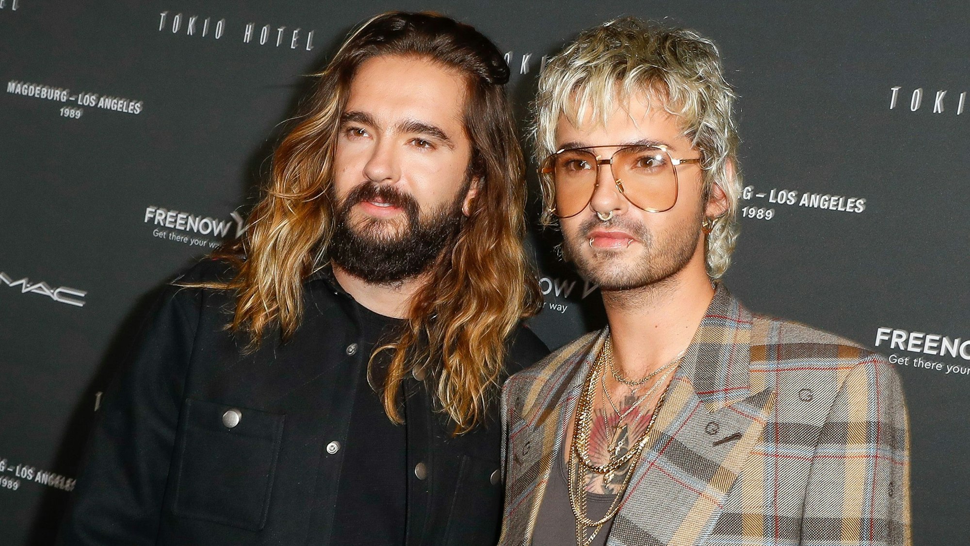Tom Kaulitz (links) und sein Bruder Bill Kaulitz kommen zu einem Event von Tokio Hotel.
