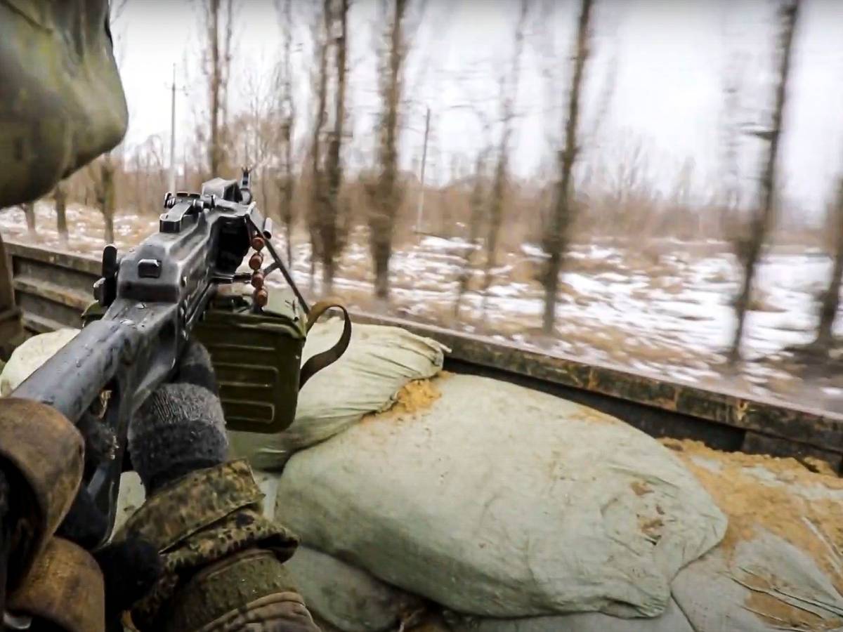 Auf diesem vom Pressedienst des russischen Verteidigungsministeriums Anfang März veröffentlichten Foto zielt ein russischer Soldat mit einem Gewehr vom einem Militärlastwagen aus. Laut ukrainischem Nachrichtendienst erwägt Russland, auch minderjährige Soldaten in den Krieg zu schicken.