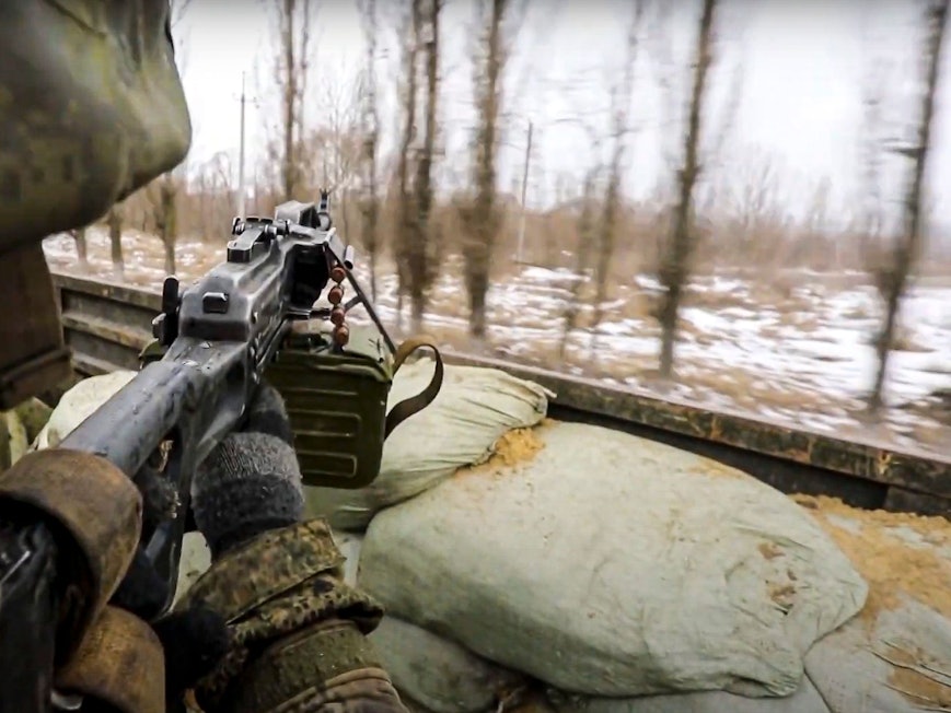 Auf diesem vom Pressedienst des russischen Verteidigungsministeriums Anfang März veröffentlichten Foto zielt ein russischer Soldat mit einem Gewehr vom einem Militärlastwagen aus. Laut ukrainischem Nachrichtendienst erwägt Russland, auch minderjährige Soldaten in den Krieg zu schicken.