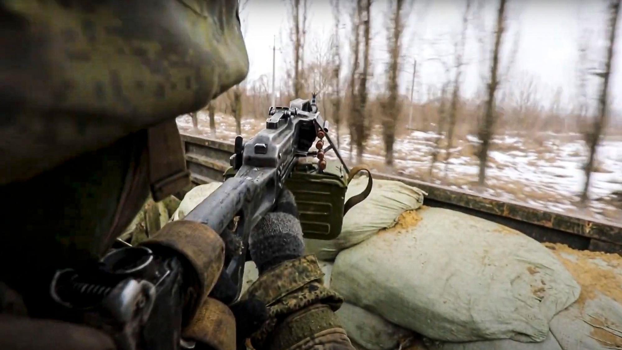 Auf diesem vom Pressedienst des russischen Verteidigungsministeriums Anfang März veröffentlichten Foto zielt ein russischer Soldat mit einem Gewehr vom einem Militärlastwagen aus. Laut ukrainischem Nachrichtendienst erwägt Russland, auch minderjährige Soldaten in den Krieg zu schicken.