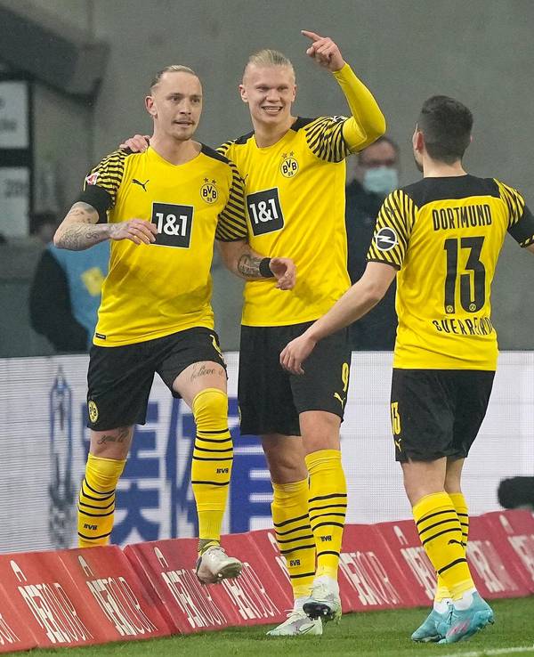 Erling Haaland feiert den Torschützen Marius Wolf von Borussia Dortmund.