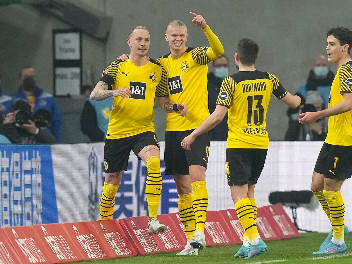 Erling Haaland feiert den Torschützen Marius Wolf von Borussia Dortmund.