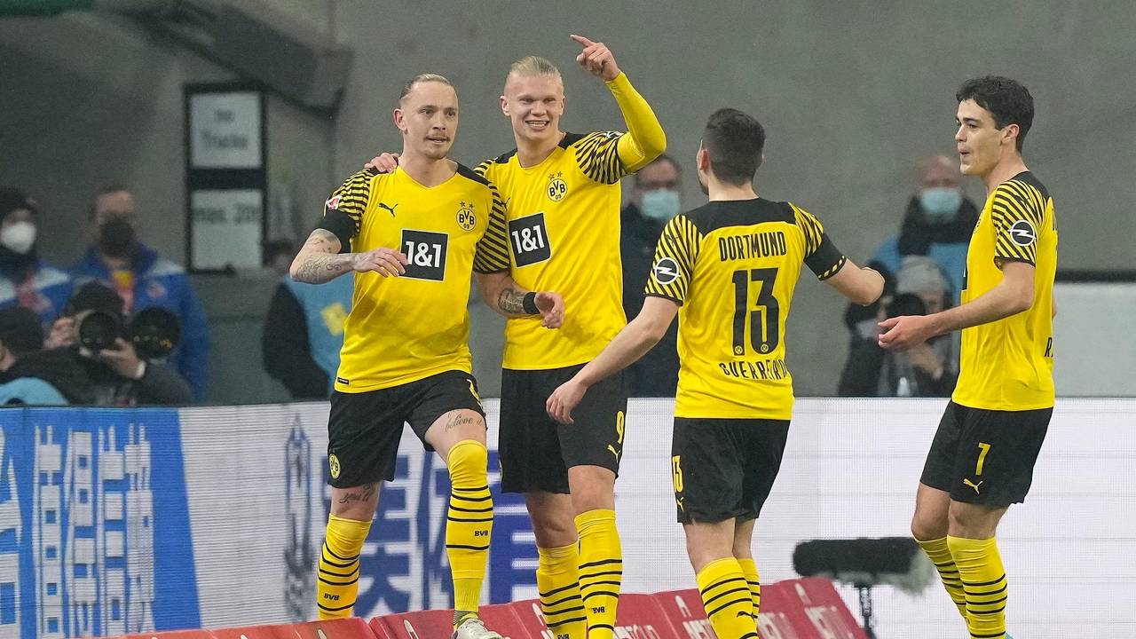 Erling Haaland feiert den Torschützen Marius Wolf von Borussia Dortmund.