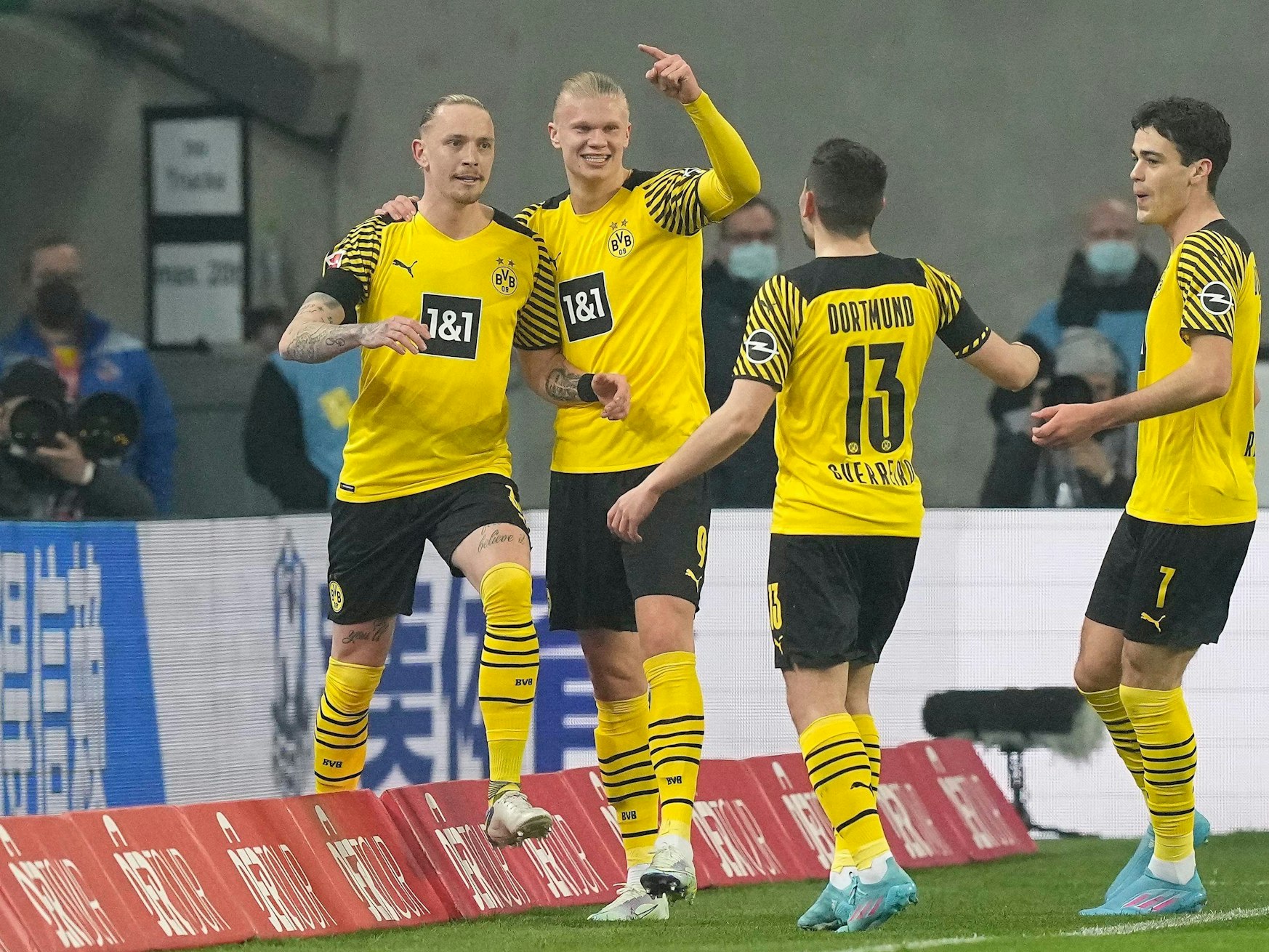 Erling Haaland feiert den Torschützen Marius Wolf von Borussia Dortmund.