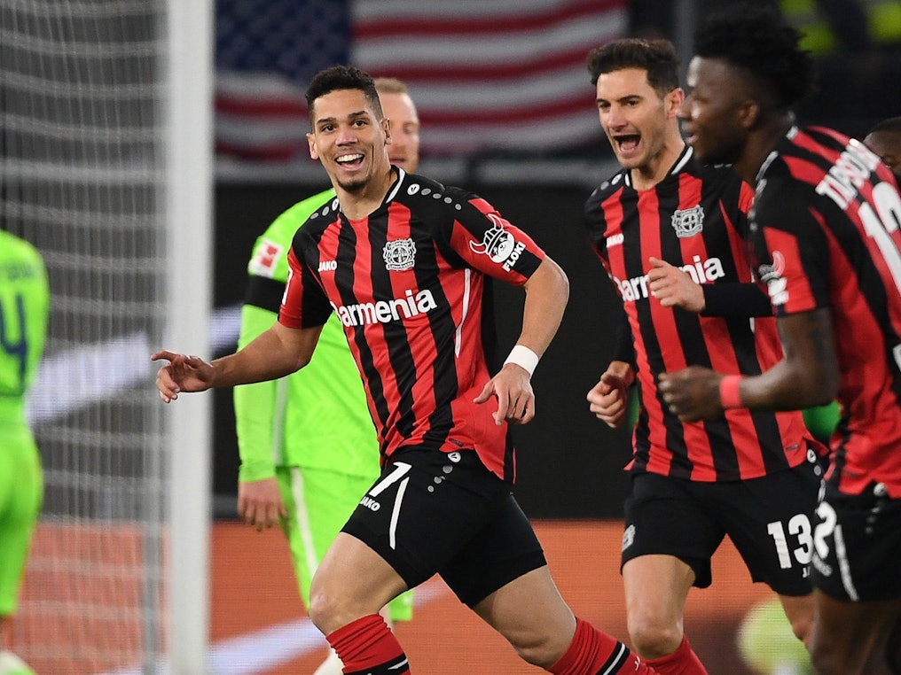 Bayer Leverkusens Paulinho jubelt nach seinem Tor zum 0:1.