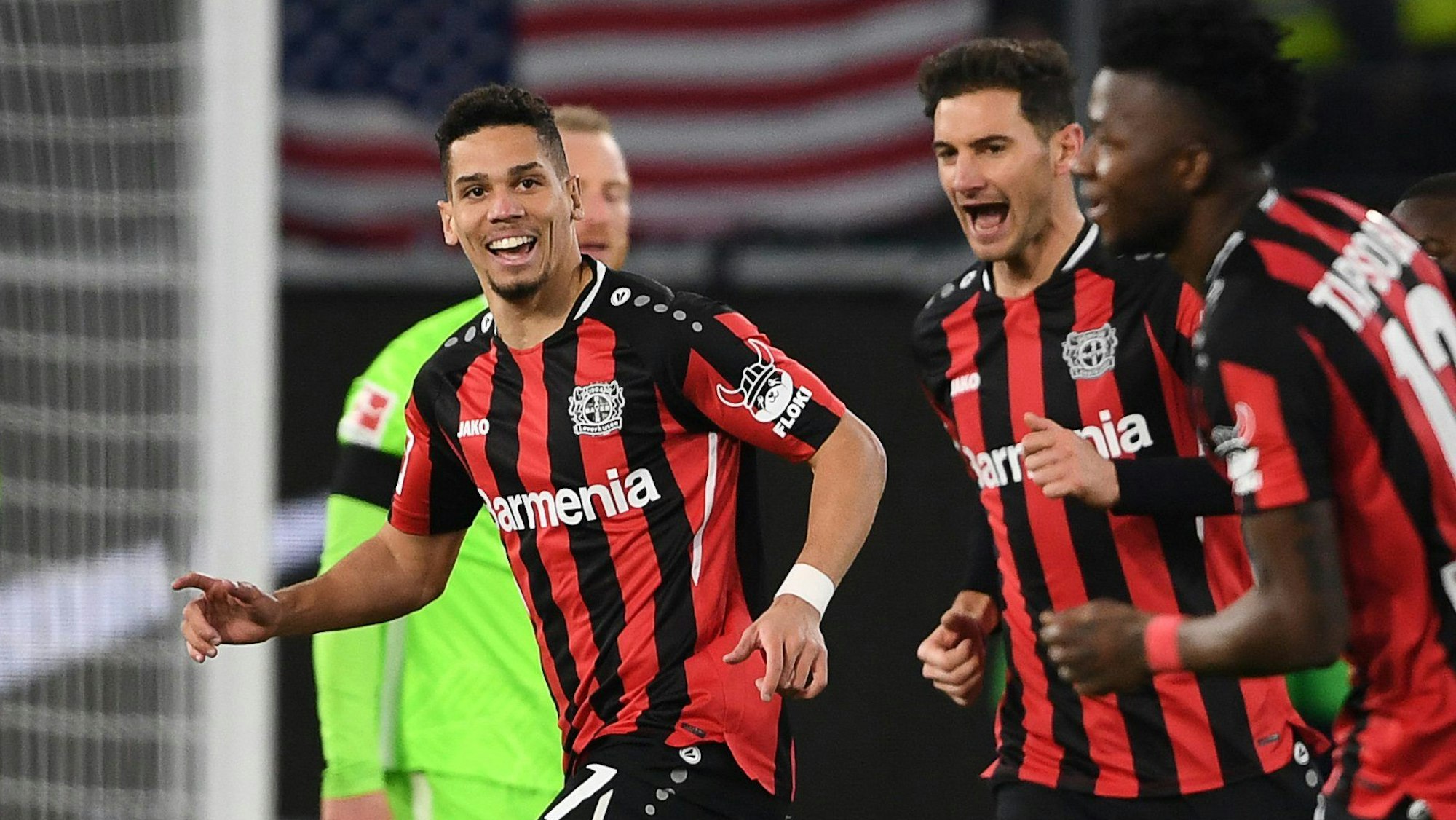 Bayer Leverkusens Paulinho jubelt nach seinem Tor zum 0:1.