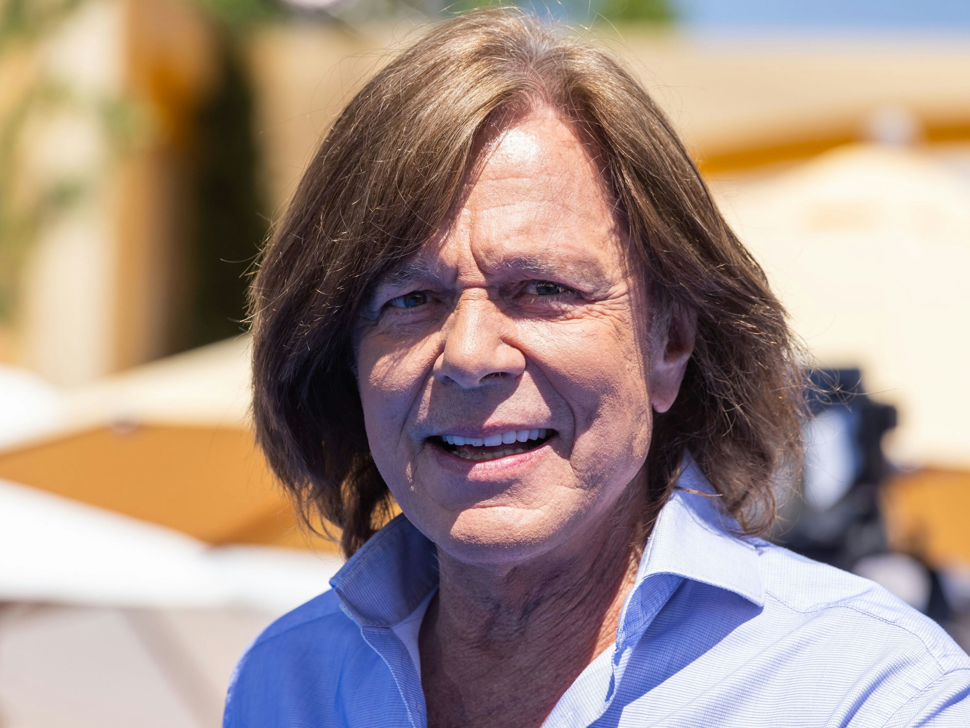 Der Sänger Jürgen Drews lächelt in die Kamera.