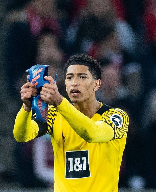 Dortmunds Jude Bellingham zeigt seinen gerissenen Fußballschuh.