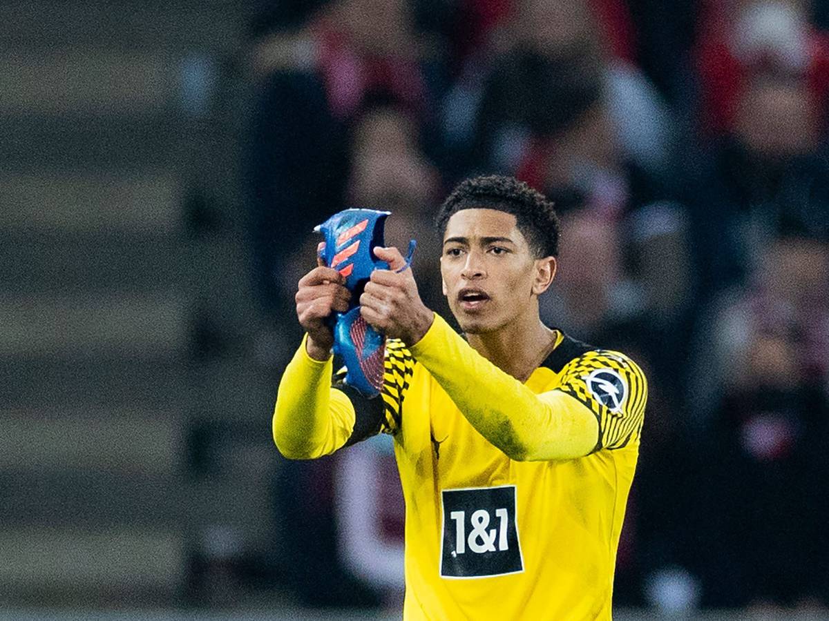 Dortmunds Jude Bellingham zeigt seinen gerissenen Fußballschuh.