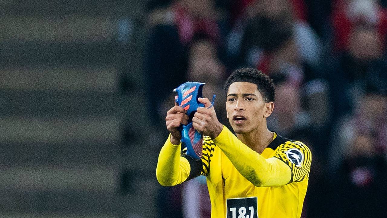 Dortmunds Jude Bellingham zeigt seinen gerissenen Fußballschuh.