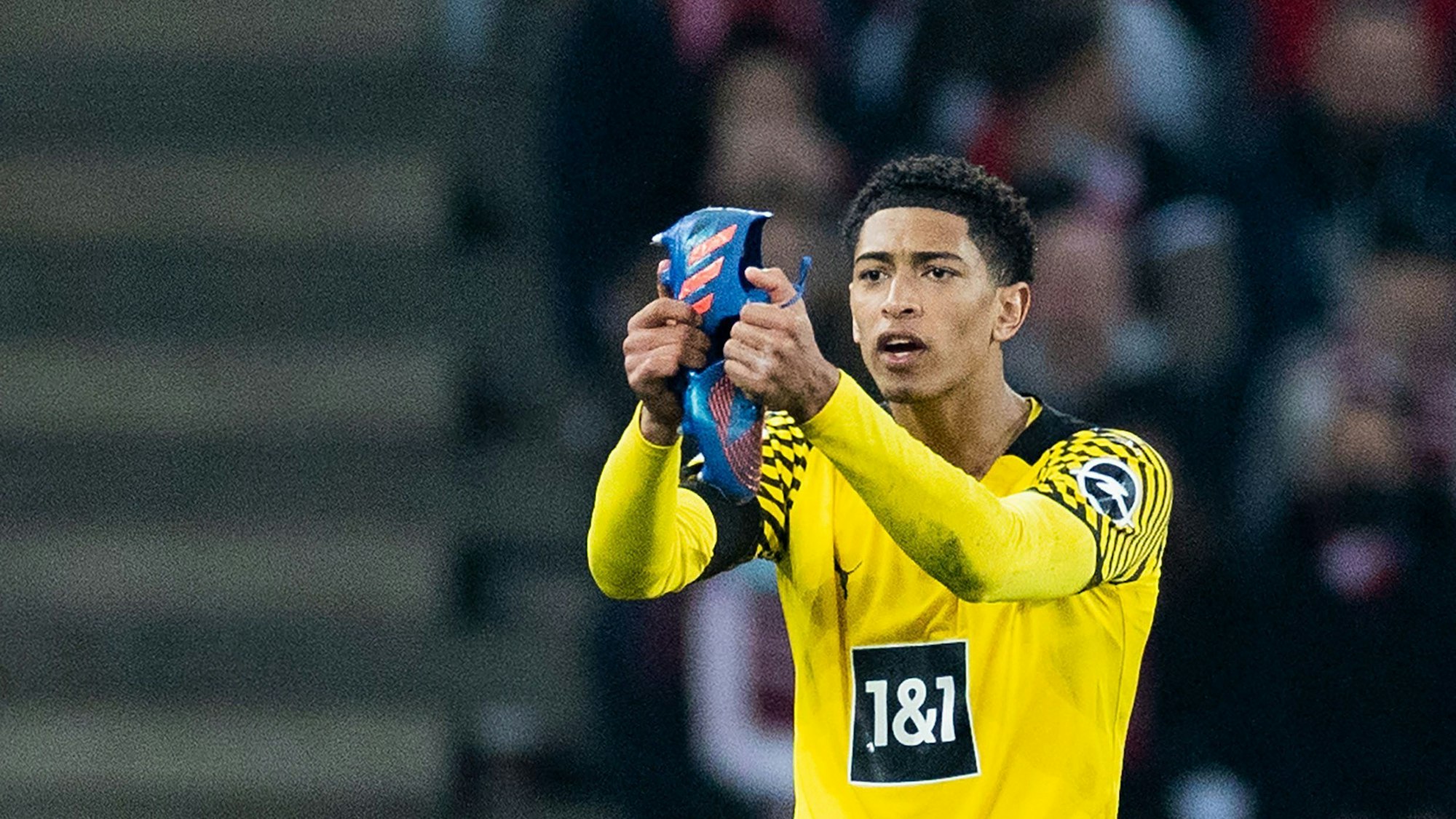 Dortmunds Jude Bellingham zeigt seinen gerissenen Fußballschuh.