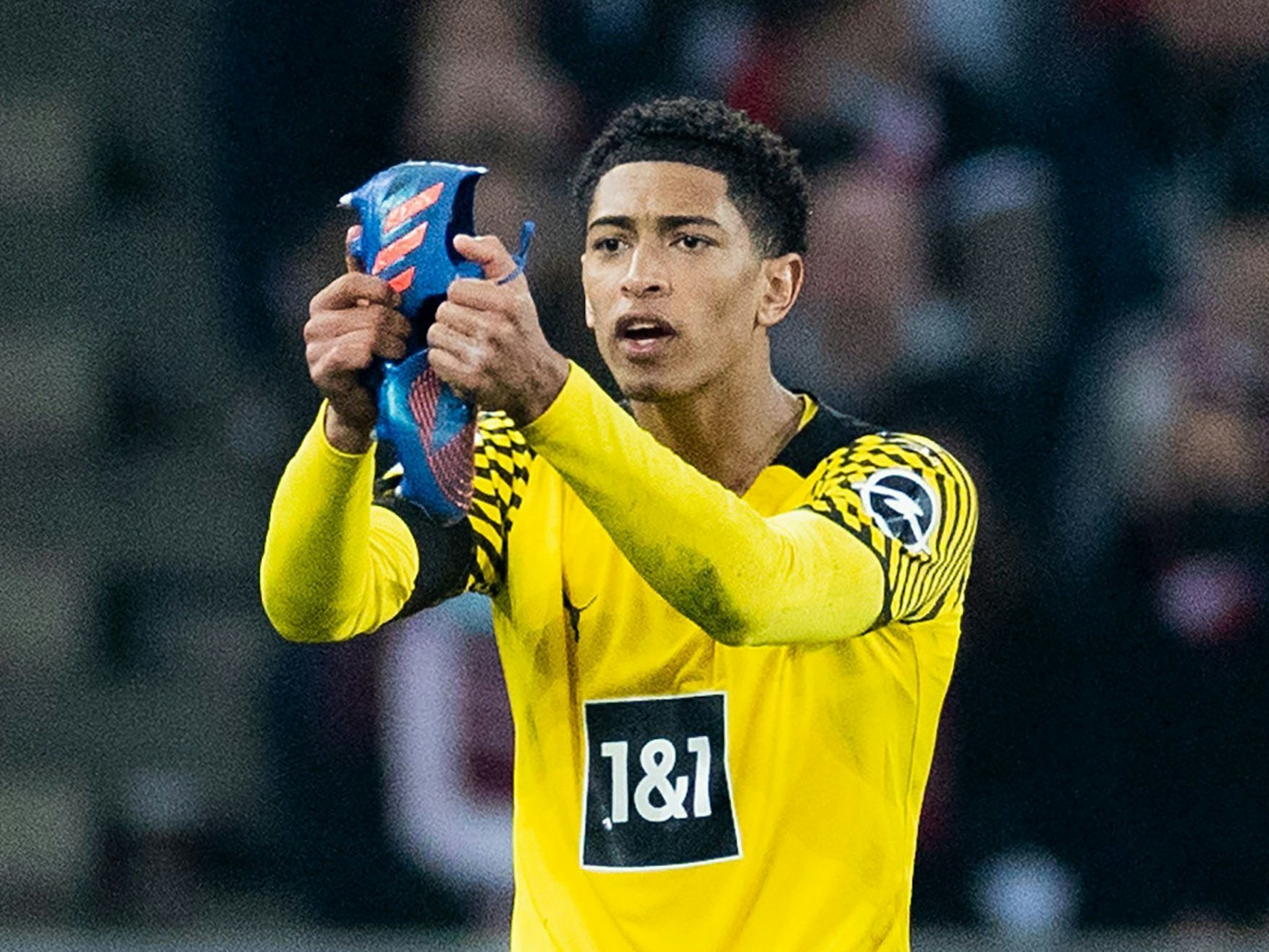 Schuh-Schaden: Jude Bellingham musste im Spiel seines BVB beim 1. FC Köln am 20. März 2022 einen Treter wechseln.