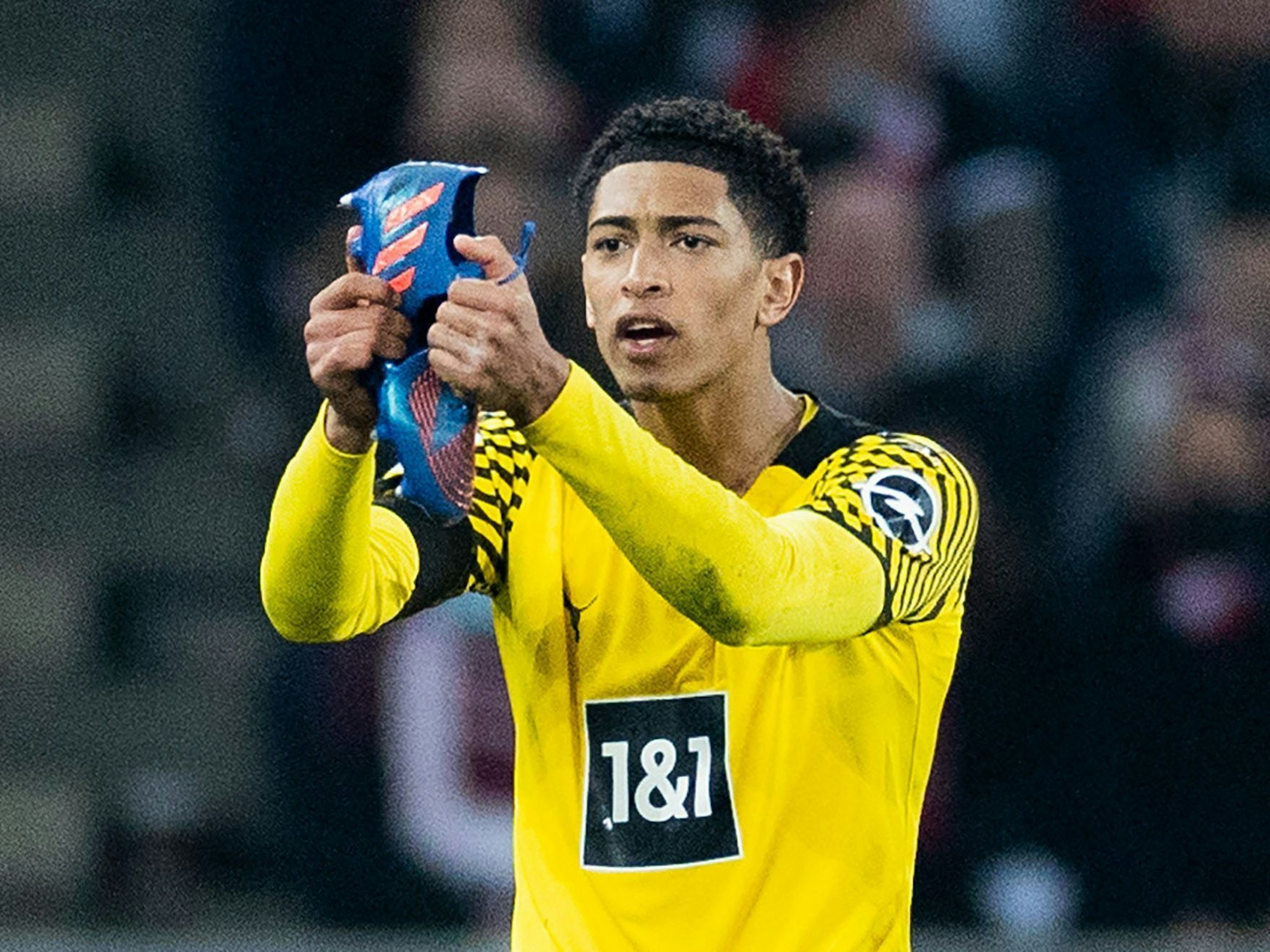 Schuh-Schaden: Jude Bellingham musste im Spiel seines BVB beim 1. FC Köln am 20. März 2022 einen Treter wechseln.