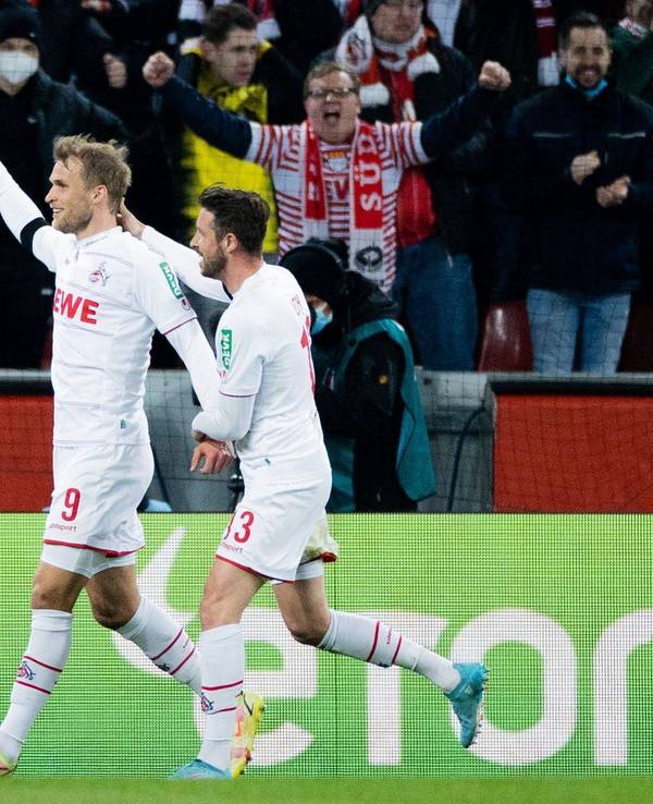 Kölns Sebastian Andersson (l) freut sich mit Mark Uth über sein Tor zum 1:1.