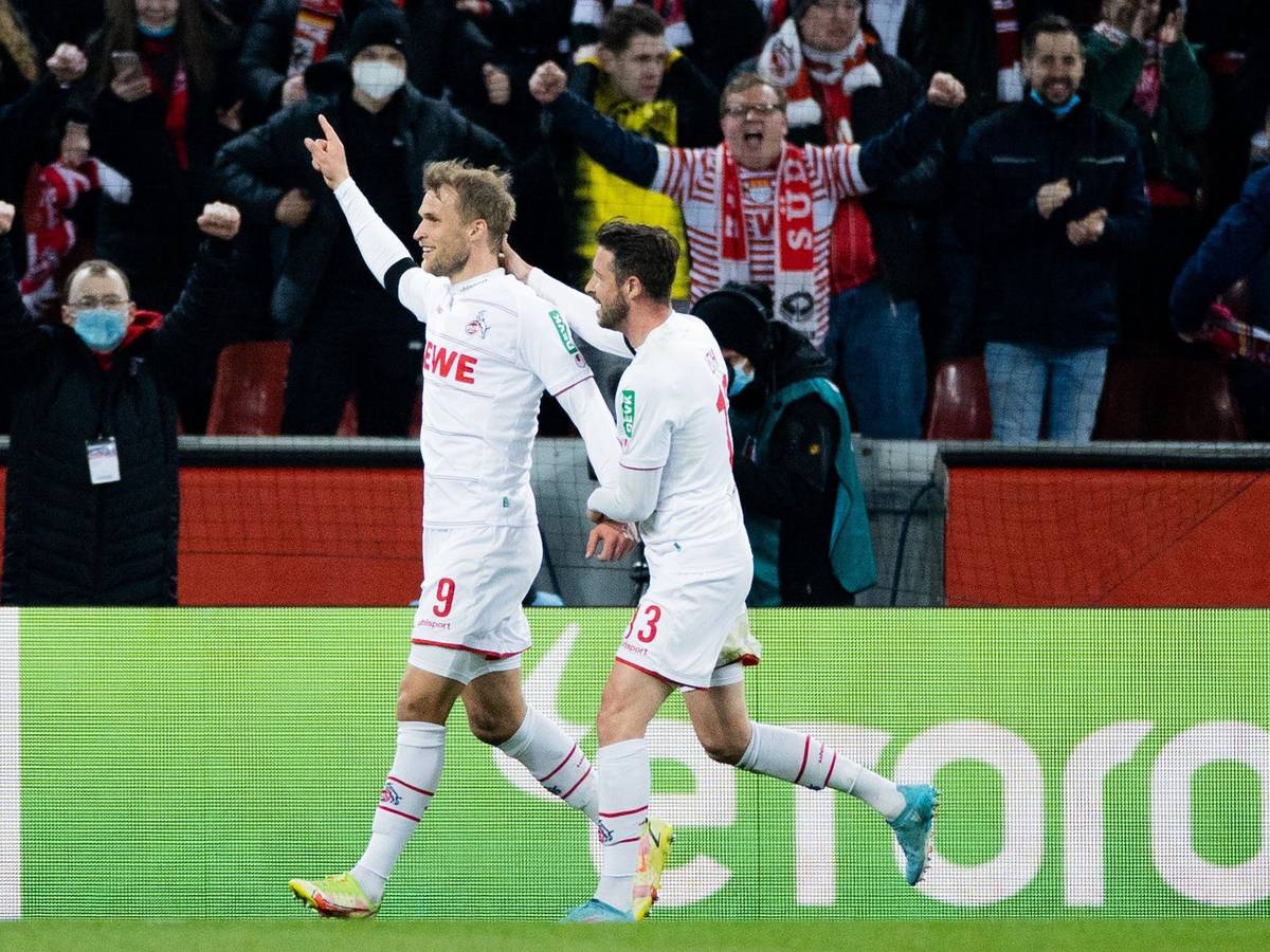Kölns Sebastian Andersson (l) freut sich mit Mark Uth über sein Tor zum 1:1.
