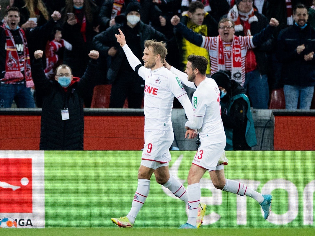 Kölns Sebastian Andersson (l) freut sich mit Mark Uth über sein Tor zum 1:1.