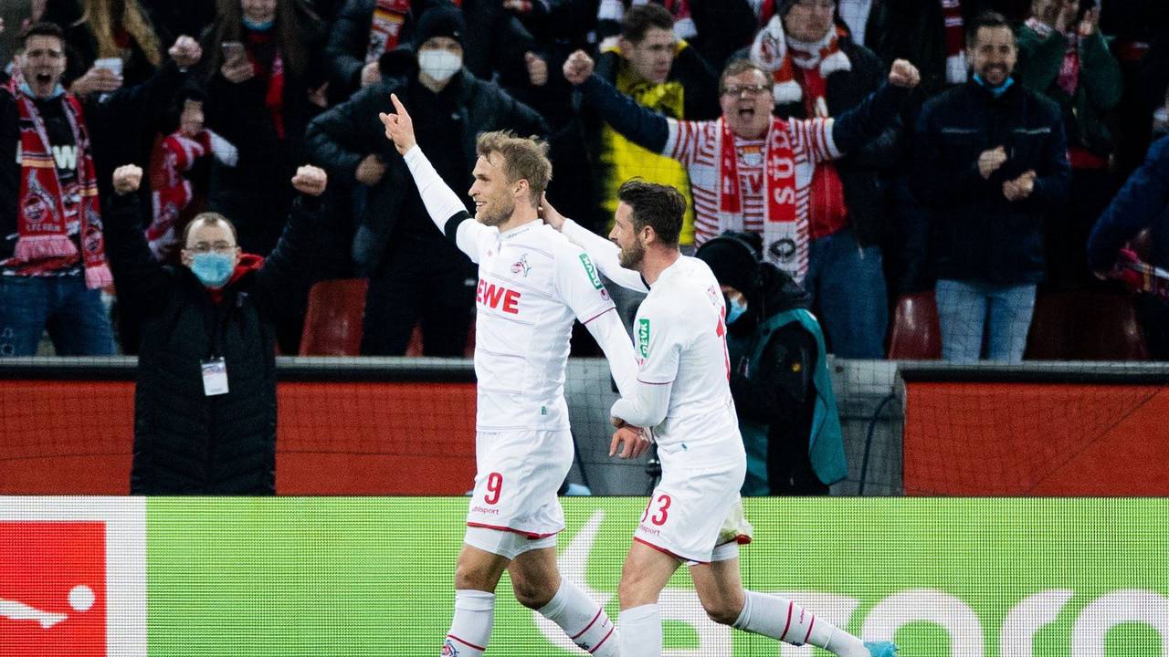 Kölns Sebastian Andersson (l) freut sich mit Mark Uth über sein Tor zum 1:1.