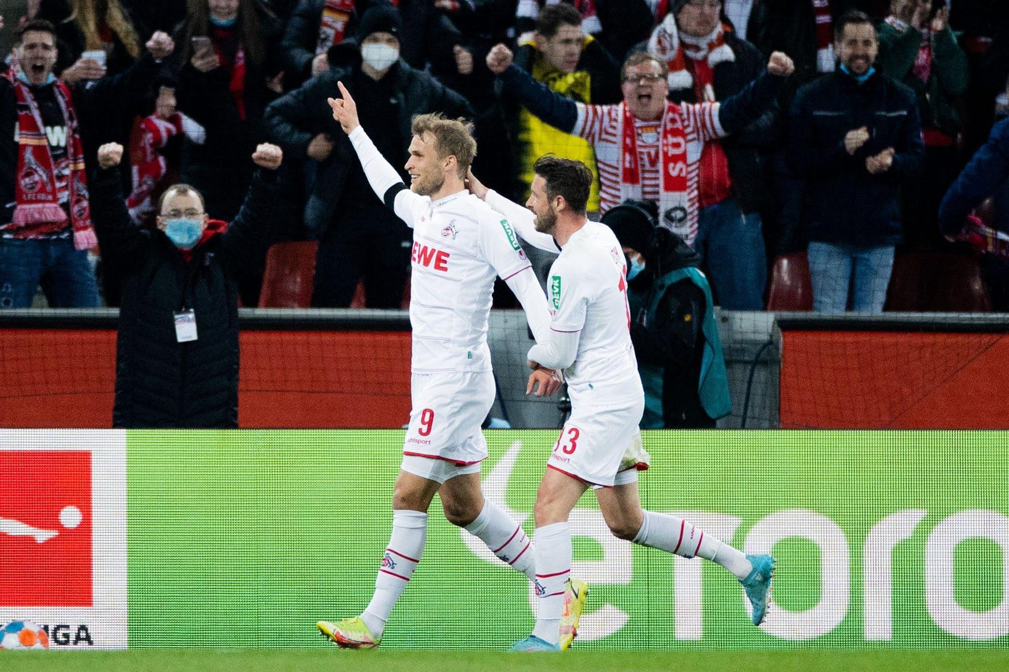 Kölns Sebastian Andersson (l) freut sich mit Mark Uth über sein Tor zum 1:1.