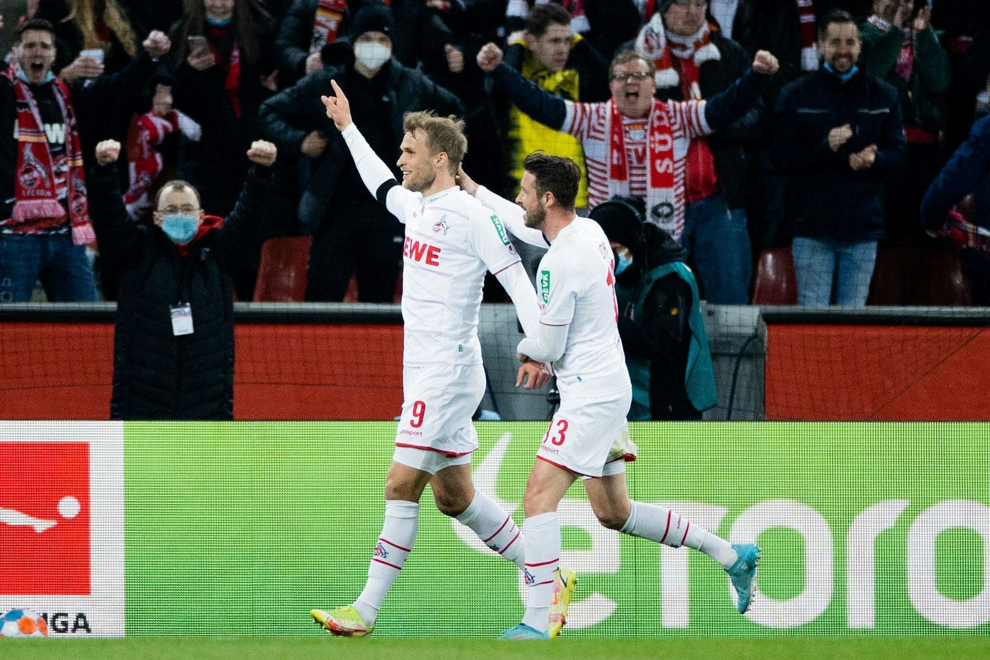 Kölns Sebastian Andersson (l) freut sich mit Mark Uth über sein Tor zum 1:1.
