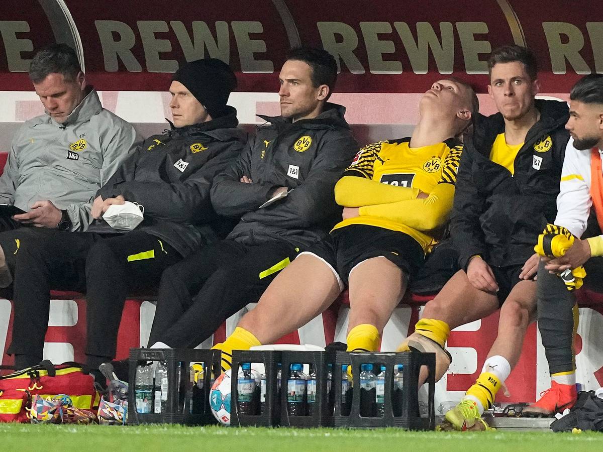Erling Haaland sitzt auf der Bank von Borussia Dortmund gegen den 1. FC Köln.