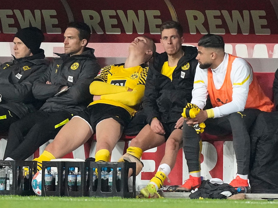 Erling Haaland sitzt auf der Bank von Borussia Dortmund gegen den 1. FC Köln.