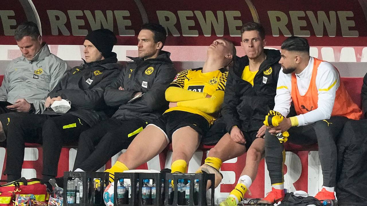 Erling Haaland sitzt auf der Bank von Borussia Dortmund gegen den 1. FC Köln.